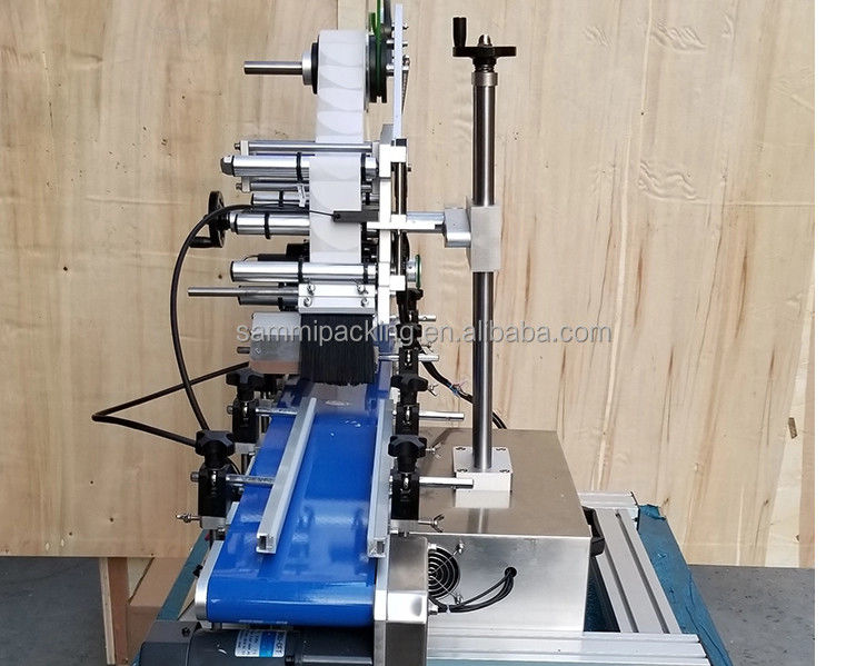 स्वचालित डेस्कटॉप फ्लैट सतह बॉक्स बोतल टोपी स्व चिपकने वाला स्टिकर लेबलिंग मशीन आवेदक