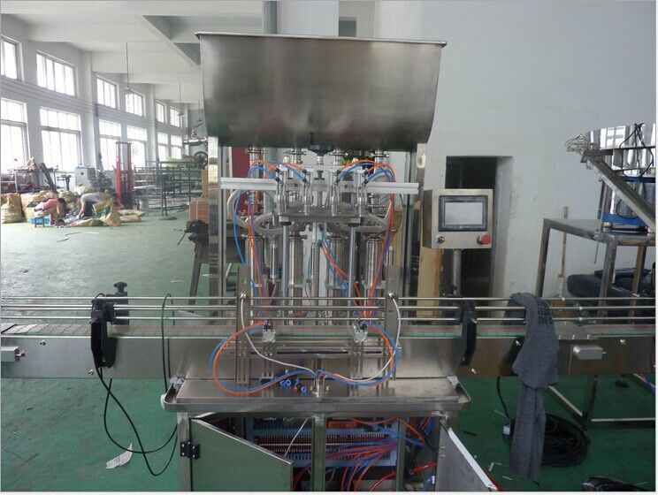 स्वचालित 4/6 सिर स्नेहक तेल की बोतल भरने की मशीन मोटर तेल तरल प्लास्टिक कांच की बोतल भरने और ढक्कन मशीन