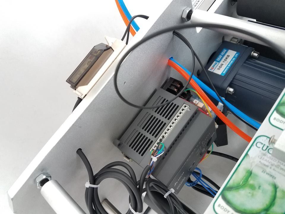 डेस्कटॉप चिपकने वाला स्टिकर अर्ध स्वचालित बोतल लेबल आवेदक वायवीय प्रकार