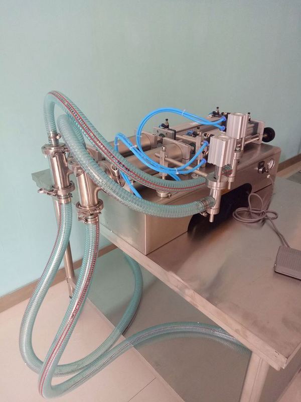 शैम्पू, तेल, रसायन भरने के लिए दोहरे नोजल वायवीय तरल भरने की मशीन G1WY-2Y-500