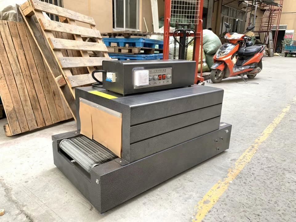 बोतल/बॉक्स के लिए हॉट सेल स्मॉल प्लास्टिक फिल्म हीट टनल श्रिंक कटिंग पैकेजिंग मशीन, आसान संचालन