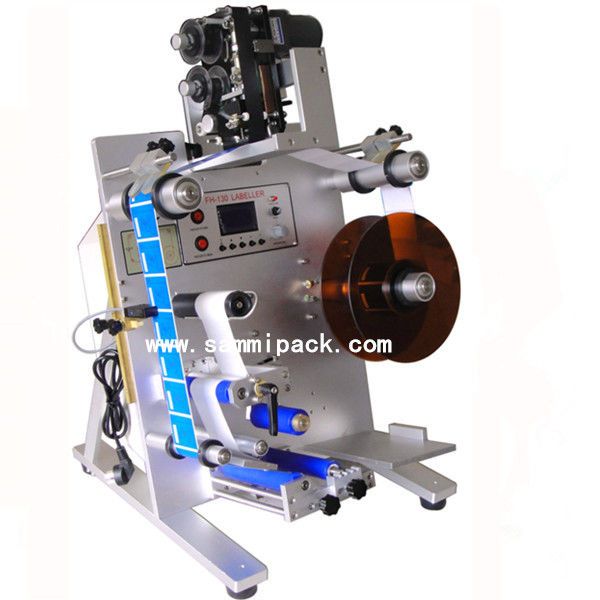 उच्च परिशुद्धता डबल साइड कॉस्मेटिक वाइन बोतल लेबलिंग मशीन, फ्रंट और बैक गोल बोतल के लिए चिपकने वाला स्टिकर एप्लीकेटर