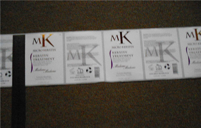 उच्च परिशुद्धता डबल साइड कॉस्मेटिक वाइन बोतल लेबलिंग मशीन, फ्रंट और बैक गोल बोतल के लिए चिपकने वाला स्टिकर एप्लीकेटर