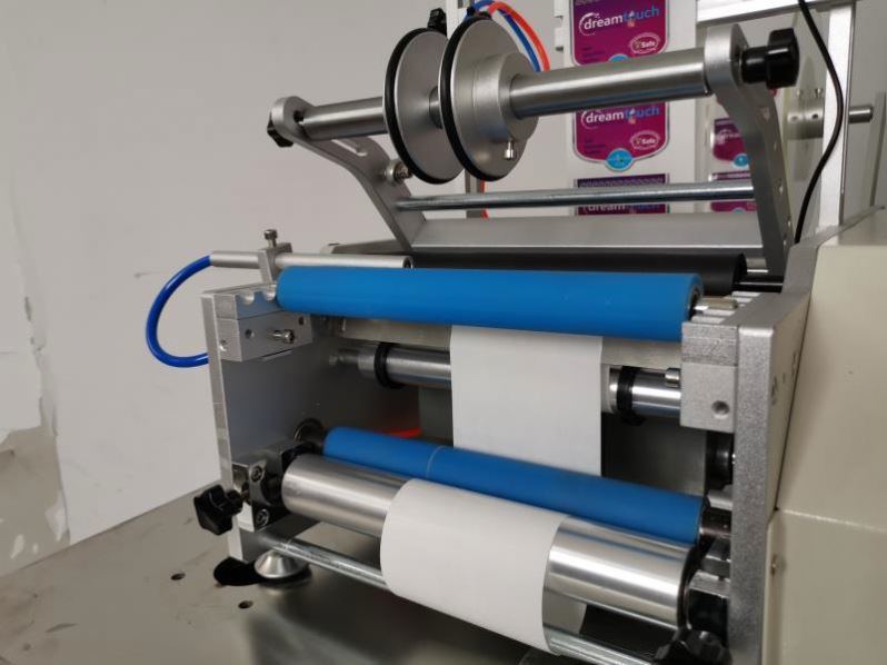 थोक प्लास्टिक के पानी की बोतलों के लेबल स्टिकर टेबलटॉप डबल साइड गोल बोतल लेबलिंग मशीन काउंटर के साथ