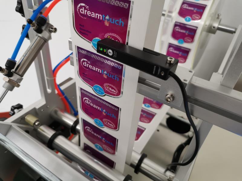 उच्च गुणवत्ता वाली दोहरी-पक्षीय लेबलिंग मशीन, गोल टैंक/बोतल के लिए काउंटिंग फंक्शन के साथ टेबलटॉप रैप-अराउंड लेबल एप्लीकेटर