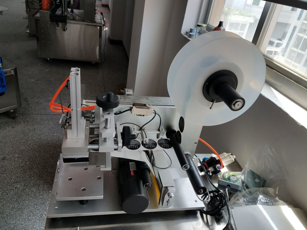 पेशेवर अनुकूलित सपाट सतह लेबलिंग मशीन बॉक्स/बैग/कपड़ा लेबल स्टिकर स्क्वायर बोतल लेबल डिस्पेंसर