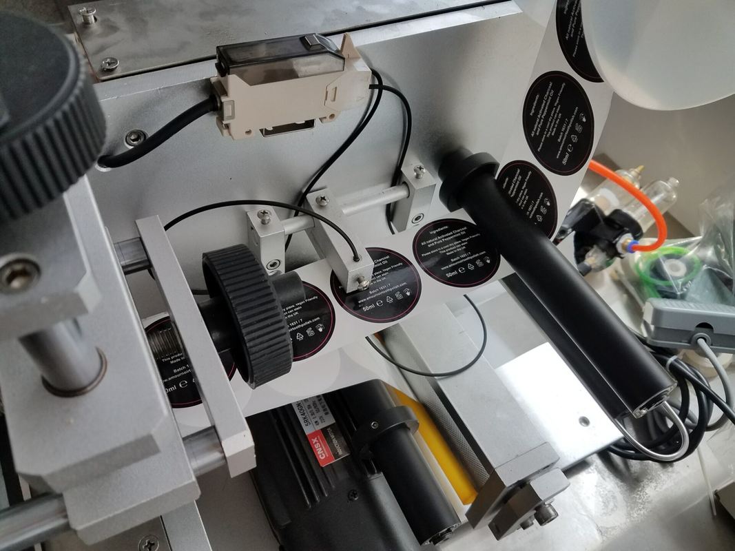 पेशेवर अनुकूलित सपाट सतह लेबलिंग मशीन बॉक्स/बैग/कपड़ा लेबल स्टिकर स्क्वायर बोतल लेबल डिस्पेंसर