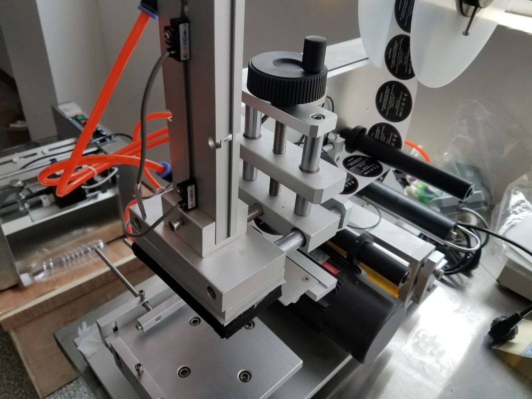 समतल सतह, चौकोर बोतल, फ़ैक्टरी मूल्य के लिए उच्च परिशुद्धता शीर्ष साइड स्टिकर लेबलिंग मशीन