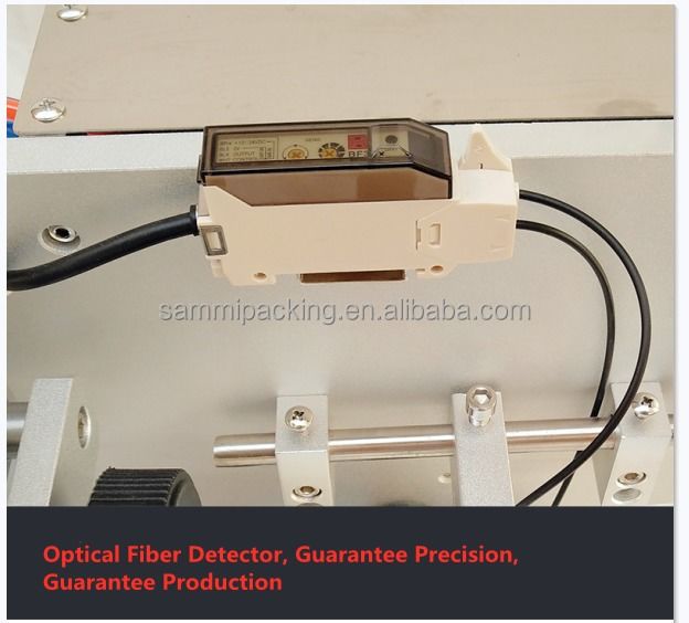 चौकोर बोतलों, बक्से, कॉस्मेटिक कंटेनरों के लिए उच्च गति फ्लैट सतह लेबलिंग मशीन लेबल स्टिकर एप्लीकेटर