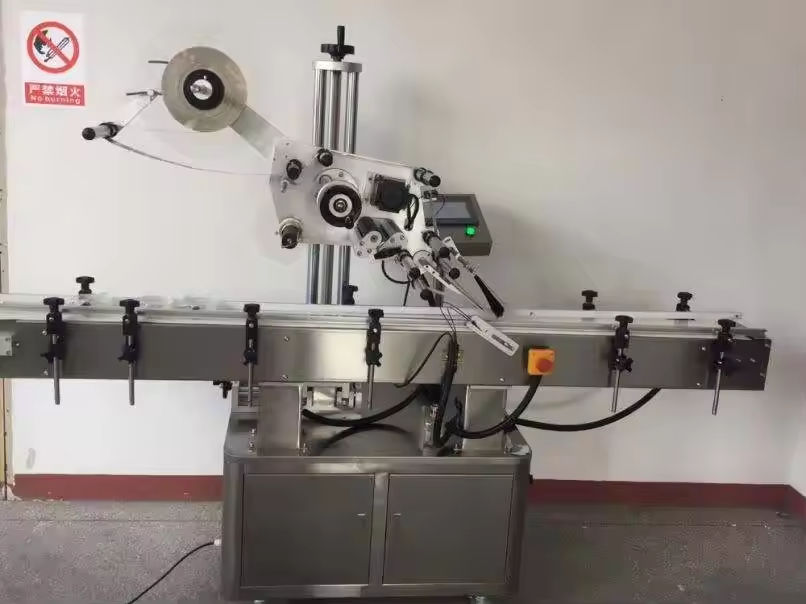 उच्च दक्षता अर्ध-स्वचालित फ्लैट लेबलर पाउच और कार्टन के लिए हॉट फ़ॉइल स्टैम्पिंग के साथ, मैनुअल बैग लेबलिंग मशीन