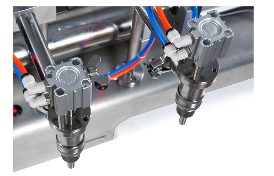 उच्च सटीकता पिस्टन प्रकार डबल नोजल सॉफ्ट ड्रिंक लिक्विड फिलिंग मशीन/पानी भरने की मशीन