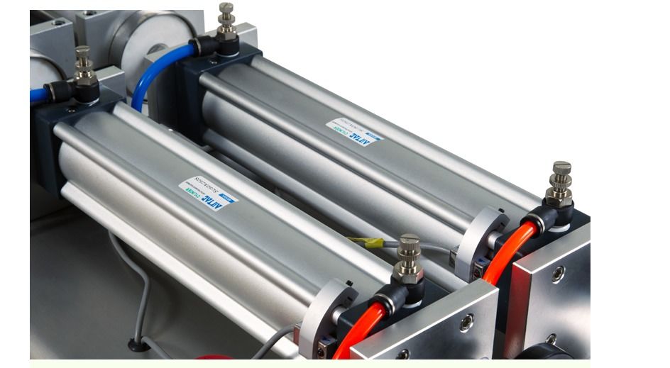 उच्च सटीकता पिस्टन प्रकार डबल नोजल सॉफ्ट ड्रिंक लिक्विड फिलिंग मशीन/पानी भरने की मशीन